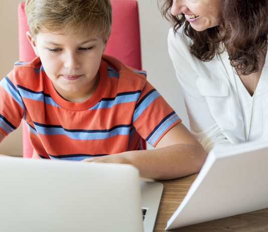 DK: a gyermekükkel otthon maradó szülők kapják meg teljes bérüket! Home School Learning Homework Reading Concept