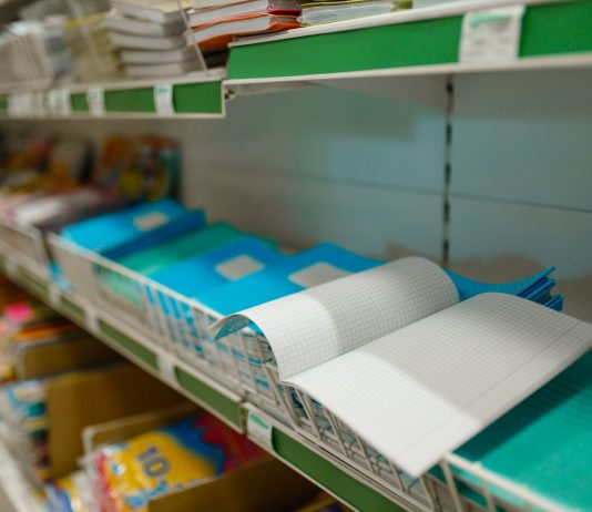 A márciusban két hétre zárva tartó üzletek is kapnak bértámogatást Shelf with notebooks in a cage, stationery store