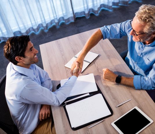 A pandémia a prémiumfizetésnél is váratlan fejleményeket okozhat Two businessmen giving a handshake in the office