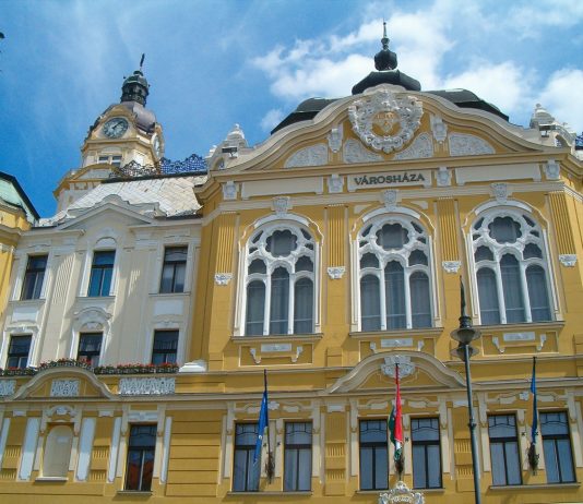 Kormányzati kompenzáció hiányában kevesebb lenne a helyijárat és az éjszakai közvilágítást is lekapcsolná Pécs Pécs, Városháza