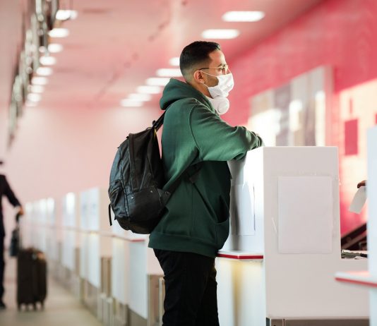 Kína digitális egészségügyi igazolást vezetett be a külföldi utazásokhoz Man at the airport