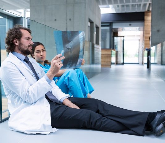 Szép új világ vagy Sz… az élet? A reziliencia kártékony oldaláról Stressed doctor and nurse sitting on floor examining X-ray report