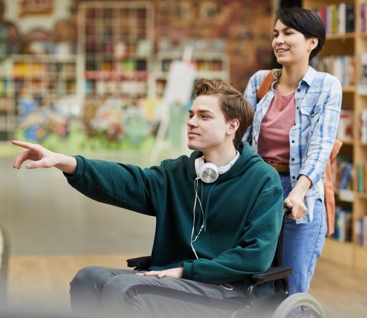 A sajátos nevelési igényű fiatalok és a továbbtanulás Boy in wheelchair choosing book