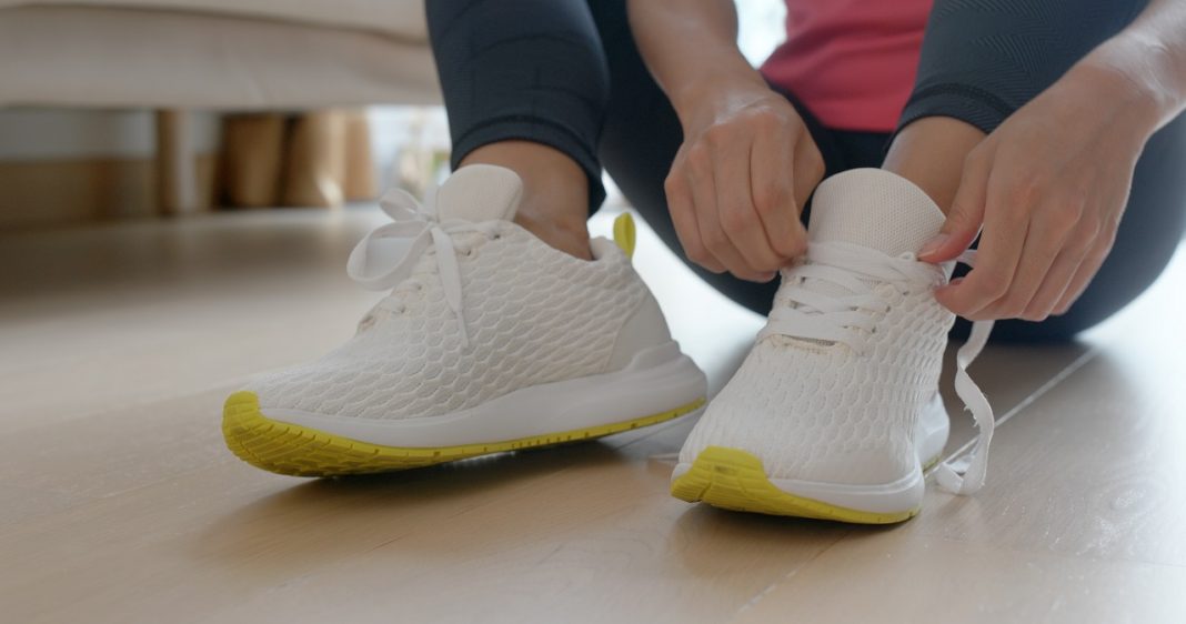 Az élet lényege a mozgás – te se ragadj egész napra a monitorhoz Woman wearing sport shoes at home