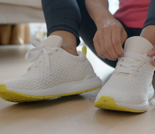 Az élet lényege a mozgás – te se ragadj egész napra a monitorhoz Woman wearing sport shoes at home