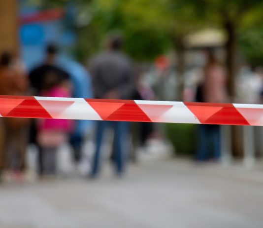 Megváltoznak az Ausztriába történő be- és átutazás szabályai Red and white stripes warning tape, passage is prohibited concept.