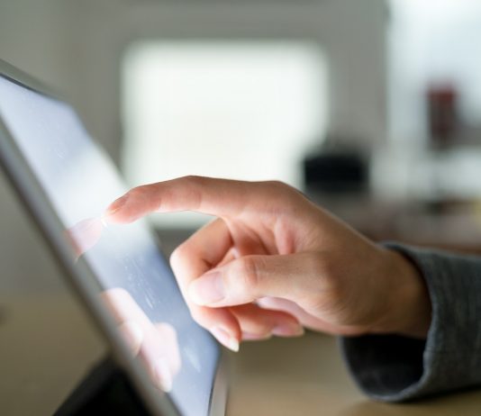 Összefogás a belső kommunikáció fejlesztéséért – A kompetencia, az eszköz és a tartalom egységét kínálják az összefogás szereplői Woman touch on digital tablet