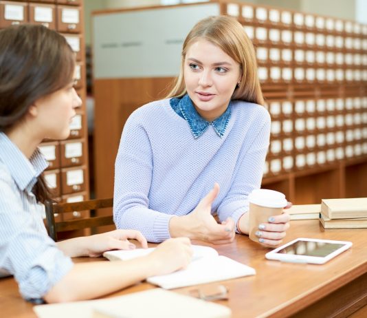 Április 15-ig pályázhatnak a kiemelkedő tehetségek a Stipendium Peregrinumra Confident university students discussing research