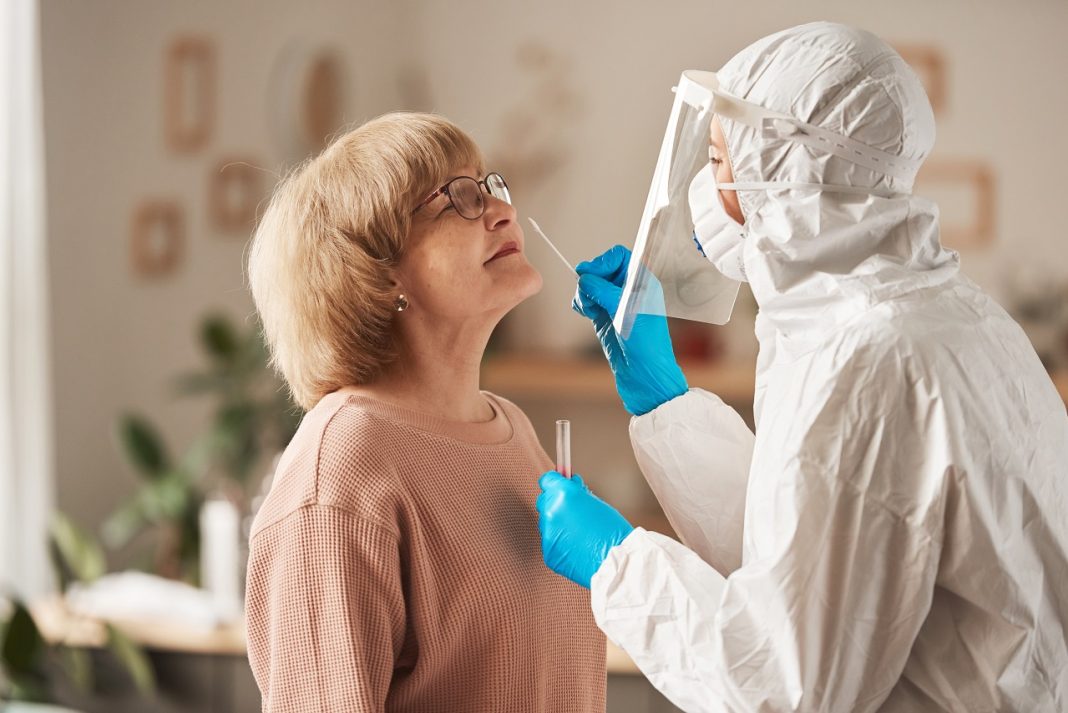 Merkel: Teszteljenek a munkahelyeken, az iskolákban és az óvodákban is! Coronavirus test in the elderly people