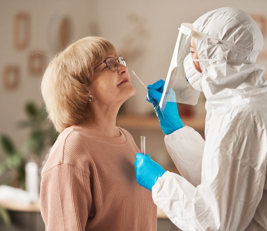 Merkel: Teszteljenek a munkahelyeken, az iskolákban és az óvodákban is! Coronavirus test in the elderly people