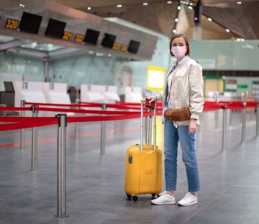 Hétfőtől pénzbírság fenyegeti az Angliából nyomós indok nélkül külföldre utazókat Woman with luggage stands at almost empty check-in counters at t