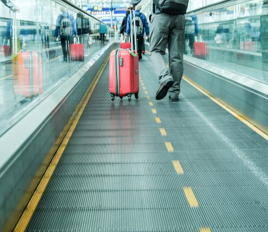 A légitársaságok tesztelni akarják a Mallorcáról visszatérőket Passengers with bags on travelator