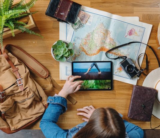 Egyre többen foglalnak nyári utat Németországban Top view of young woman with maps planning vacation trip holiday, desktop travel concept.