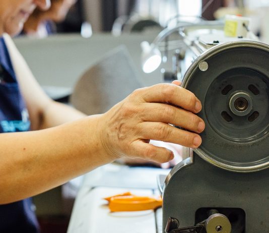 Táskát készítenek újrahasznosított munkaruhákból – munkalehetőség és tanulás a nehéz helyzetűeknek Sewing with a sewing machine