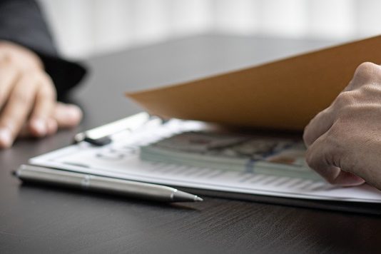 Pénzt kért a szülőktől az ingyenes oktatásért – Vesztegetéssel vádolnak egy volt iskolaigazgatót vesztegetés