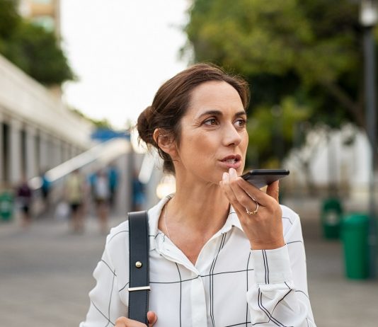 Egyre láthatóbbá válnak a virtuális asszisztensek Mature business woman leaving a vocal message