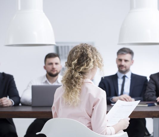 Állásinterjún a COVID-19 elleni oltás még kérdés sem lehet Woman during job interview