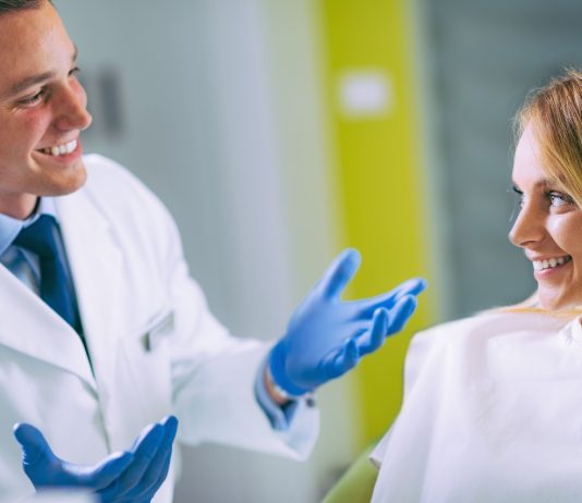 Érzelmi intelligencia és a munkavállalói kitartás oung Dentist Talking to Satisfied Patient