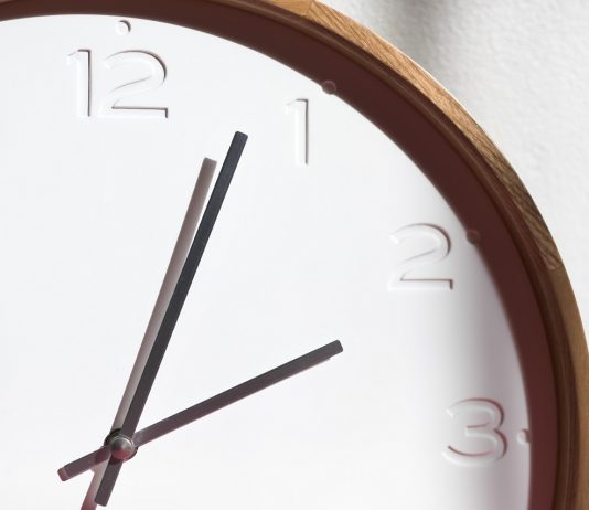 Vasárnap óraátállítás – Egy órával előre kell állítani az órákat óra