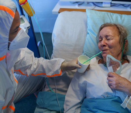 Önkénteseket keresnek több egészségügyi intézménybe a Covidos betegek mellé önkéntes