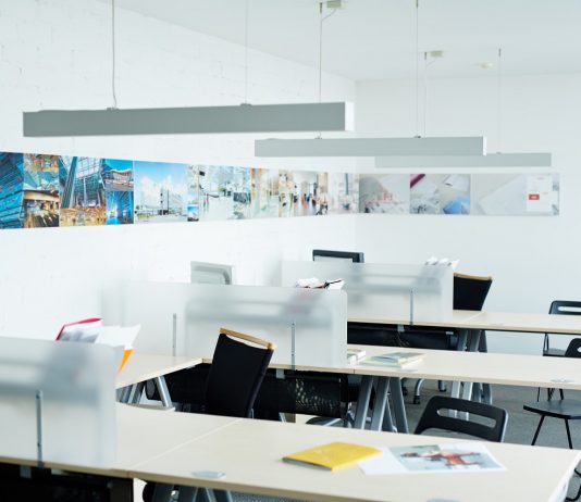 ITM-államtitkár: a távmunka hatékony és felelős megoldás Empty office