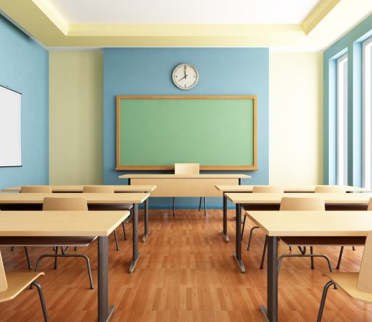 Akkor nyithatnak ki az óvodák, iskolák, ha az oltottak száma eléri a 2,5 milliót empty classroom