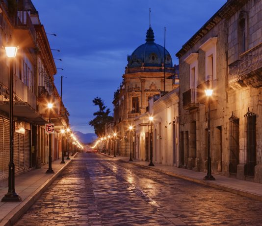 Tovább lehetnek nyitva a boltok és későbbre tolódik a kijárási tilalom üres utca