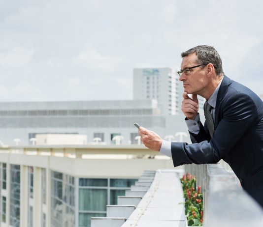 A cégvezetők közel fele szerint az idén még nem normalizálódik az üzleti élet Thinking ambitious businessman