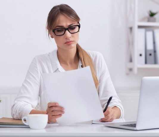 NAV: a jóvá nem hagyott tervezet május 20-án automatikusan bevallássá válik Female Entrepreneur Writing Business Report Working In Office