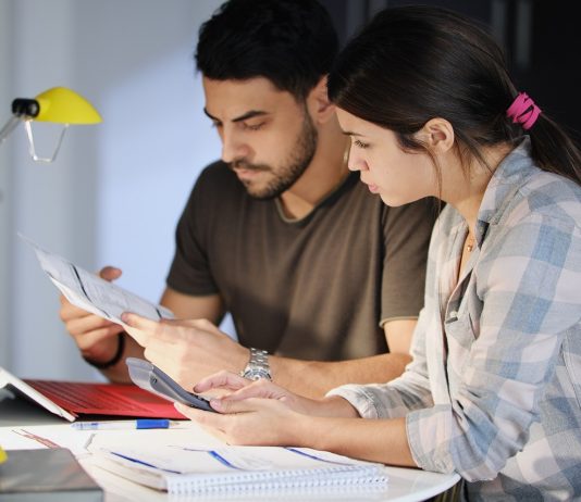Már elérhető a családikedvezmény-kalkulátor Man and Woman Worried For Taxes And Family Budget