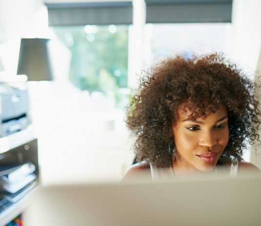 Ötből két munkavállaló szerint munkája öt éven belül feleslegessé válik Young African American businesswoman