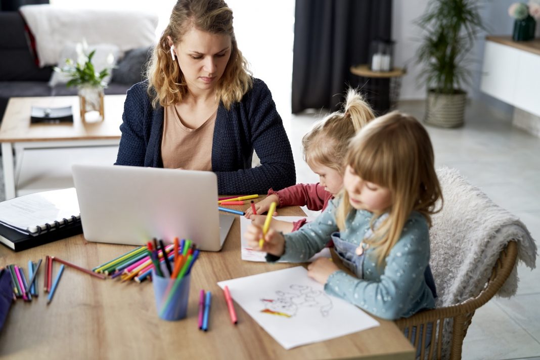Felmérés: a magyar munkavállalók csupán 29 százalékának nem okozott nehézséget az elmúlt egy év Busy mother working at home with her daughters