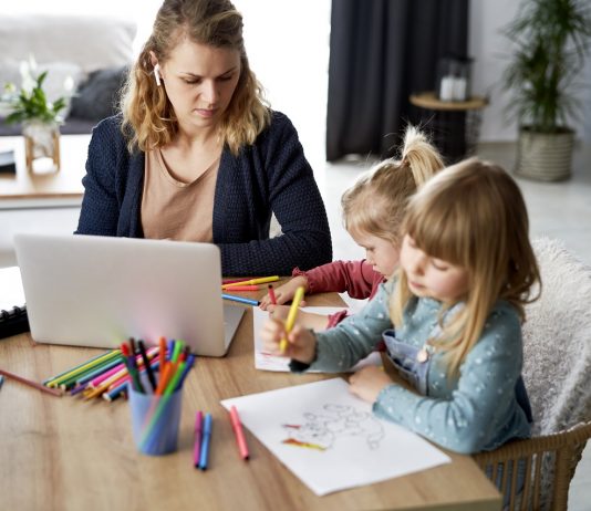 Felmérés: a magyar munkavállalók csupán 29 százalékának nem okozott nehézséget az elmúlt egy év Busy mother working at home with her daughters