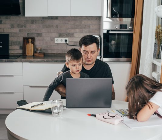 Hatékony munkavégzés otthonról – ezt mindig tanulja az ember Father working from home with children at kitchen table