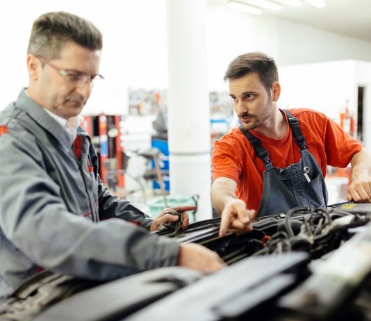 Újabb autóipari beruházás- 450 új munkahely Car mechanic fixing a car