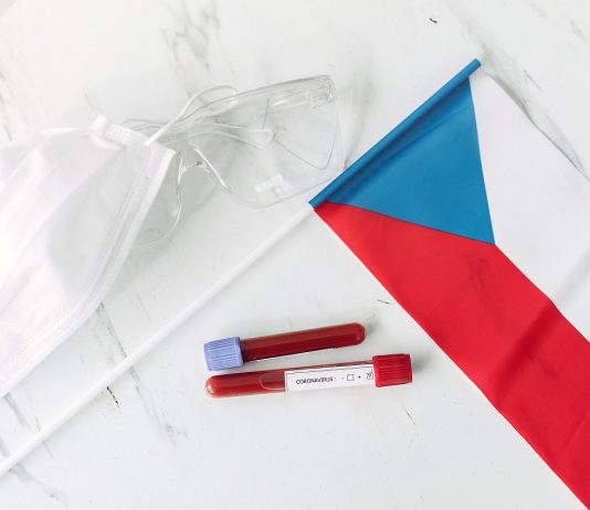 Csehországban megszűnt a szükségállapot – Angliában nyitnak a boltok és a vendéglátóhelyek Coronavirus testing sample and Czech flag are on the table