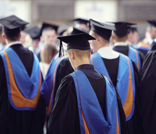 Az egyetemek gazdasági szerepvállalása fontos irány a felsőoktatásban University graduates at graduation ceremony