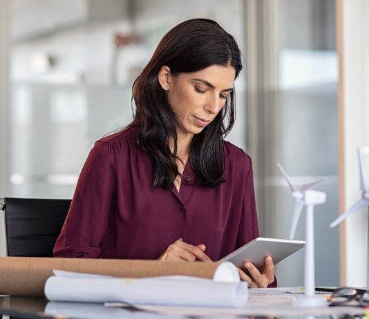Az éghajlatváltozás, a hulladékgazdálkodás és a túlzott fogyasztás a legjelentősebb fenntarthatósági kihívások a magyarok szerint Architect working on a green sustainable project