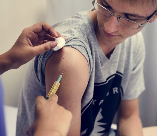 Biontech/Pfizer: a vakcina 100 százalékos biztonságot nyújt fiataloknak Young man having a vaccination