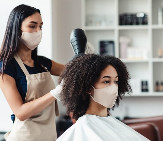 Áprilisban is jár a katásoknak a kedvezmény Hairdresser and customer wearing protective masks at beauty salon