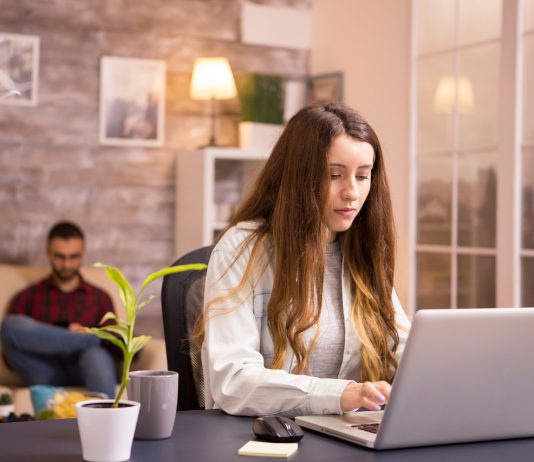 Megterhelő az otthoni izolációban végzett irodai munka – a fiatalok és a nők a kárvallottak Young woman in home office working on laptop