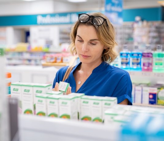 Ügyeleti rend lesz a hosszú hétvégén a patikákban Woman choosing product in pharmacy