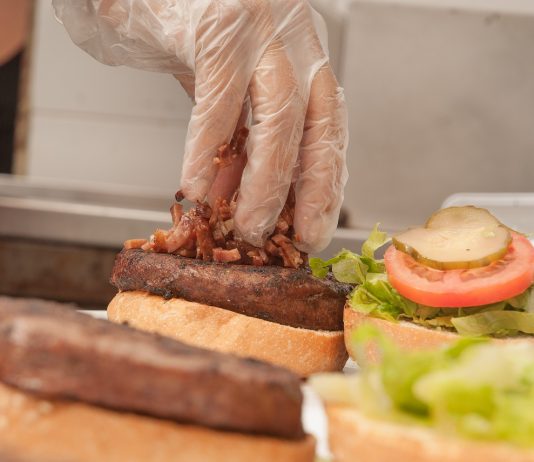 Fizet az állásinterjúkra érkezőknek a McDonald’s hamburger