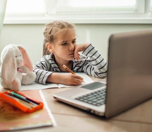 Májusban is igényelhető az ingyenes internet Pretty stylish schoolgirl studying math during her online lesson
