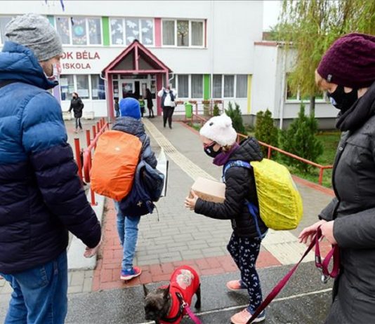 Szinte minden pedagógus dolgozik – a gyerekek tíz és harminc százaléka hiányzik az alsótagozatokon iskola