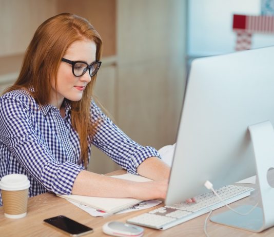 SzuperMamik, szuperSkillek – az IT szektor várja a kismamákat Female executive working on computer