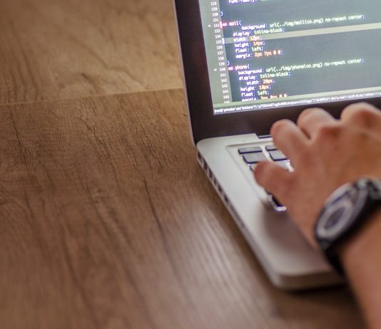 Továbbra is nagy az informatikusok iránti kereslet, idén még magasabbak a fizetések az IT szektorban