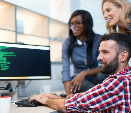 Iparági HR Fest 2021 – IT & TELCO & STARTUP IPARÁGI HR FEST Programmers cooperating at information technology company