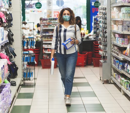 A kereskedelemben mozdulni látszik a munkaerőpiac Woman does the shopping in the supermarket wearing the surgical