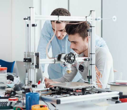 Még egy hónapig kérhető a kutatás-fejlesztési bértámogatás Young researchers and 3D printer